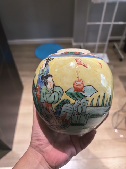 古玩陶瓷黃地粉彩人物故事紋茶入真品鑒賞圖