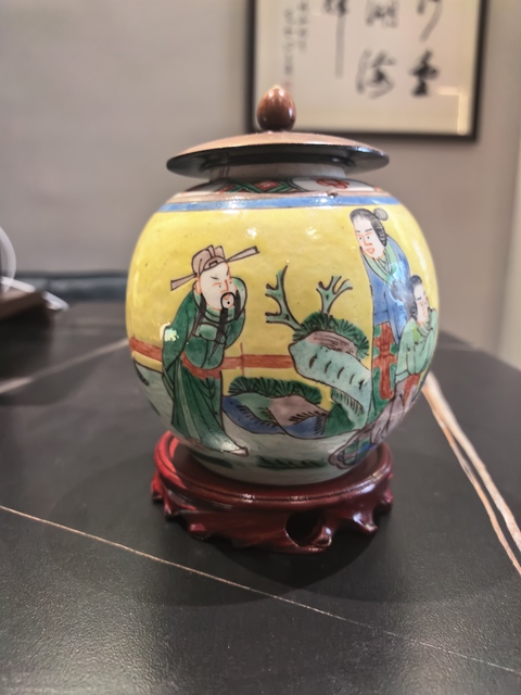 古玩陶瓷黃地粉彩人物故事紋茶入真品鑒賞圖