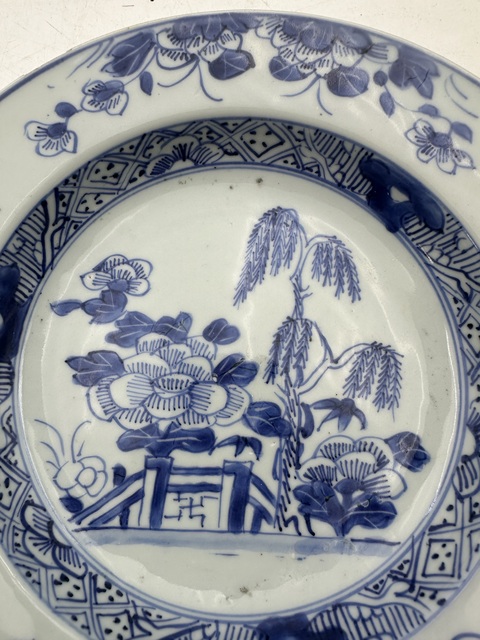 古玩陶瓷花卉紋青花盤真品鑒賞圖