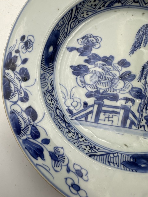 古玩陶瓷花卉紋青花盤真品鑒賞圖