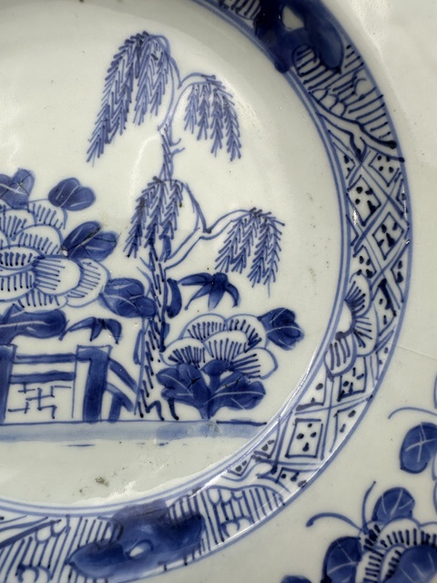 古玩陶瓷花卉紋青花盤真品鑒賞圖