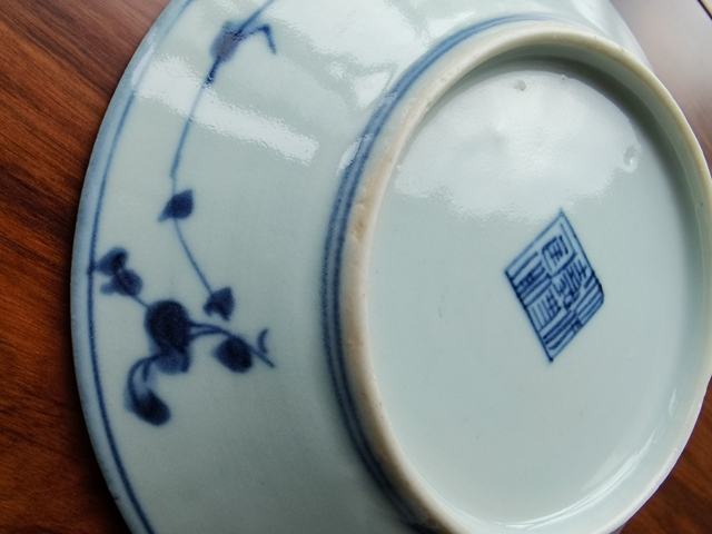 古玩陶瓷花卉紋青花盤真品鑒賞圖