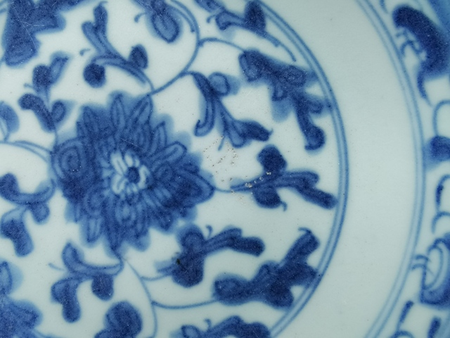 古玩陶瓷花卉紋青花盤真品鑒賞圖