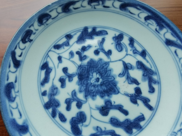 古玩陶瓷花卉紋青花盤真品鑒賞圖