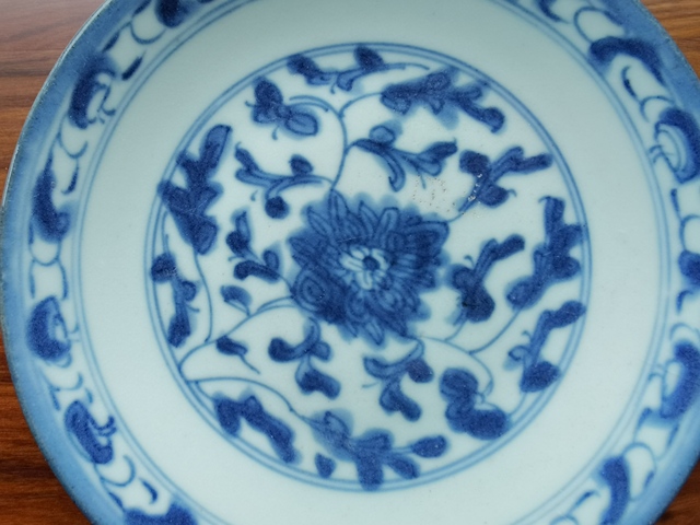 古玩陶瓷花卉紋青花盤真品鑒賞圖