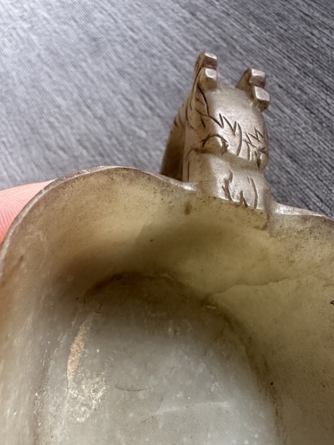 古玩玉器岫玉雕“龍首執杯”真品鑒賞圖