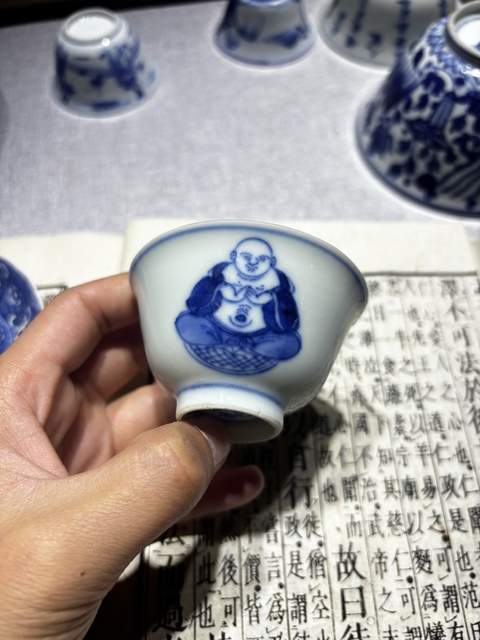 古玩陶瓷青花佛教人物杯真品鑒賞圖