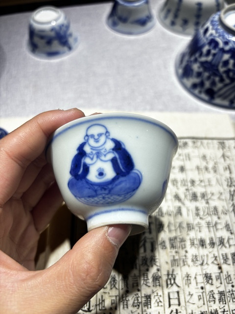 古玩陶瓷青花佛教人物杯真品鑒賞圖