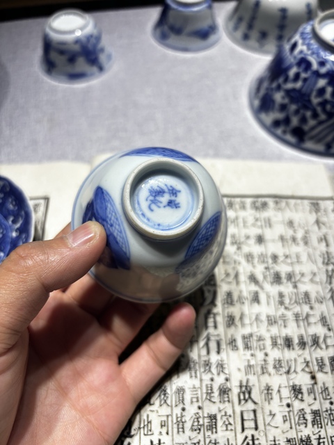 古玩陶瓷青花佛教人物杯真品鑒賞圖