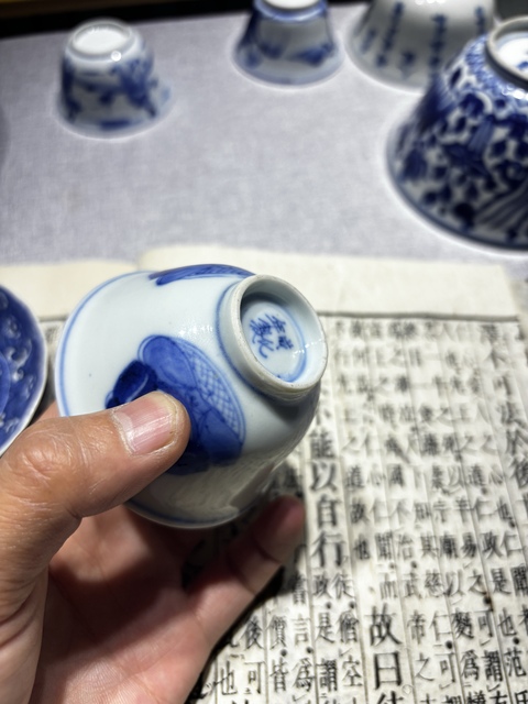 古玩陶瓷青花佛教人物杯真品鑒賞圖