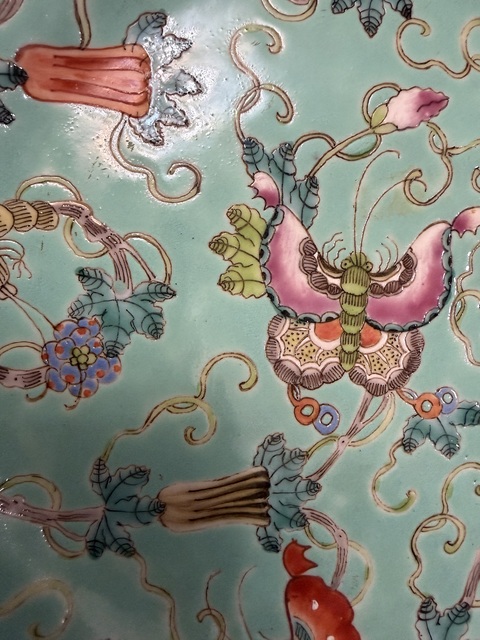 古玩陶瓷松石綠地粉彩瓜蝶盤真品鑒賞圖