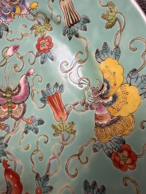 古玩陶瓷松石綠地粉彩瓜蝶盤真品鑒賞圖