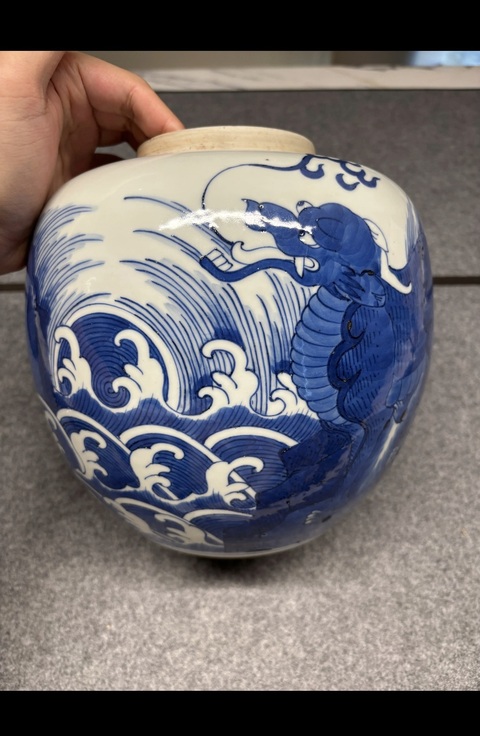 古玩陶瓷瑞獸紋青花罐真品鑒賞圖