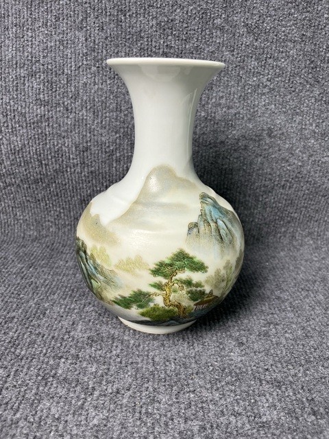 古玩陶瓷粉彩山水紋賞瓶真品鑒賞圖