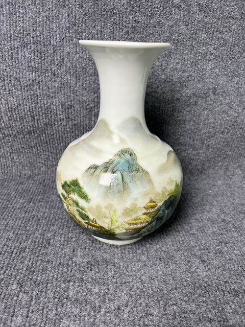 古玩陶瓷粉彩山水紋賞瓶真品鑒賞圖
