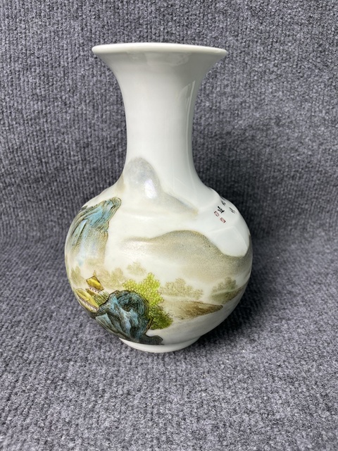 古玩陶瓷粉彩山水紋賞瓶真品鑒賞圖