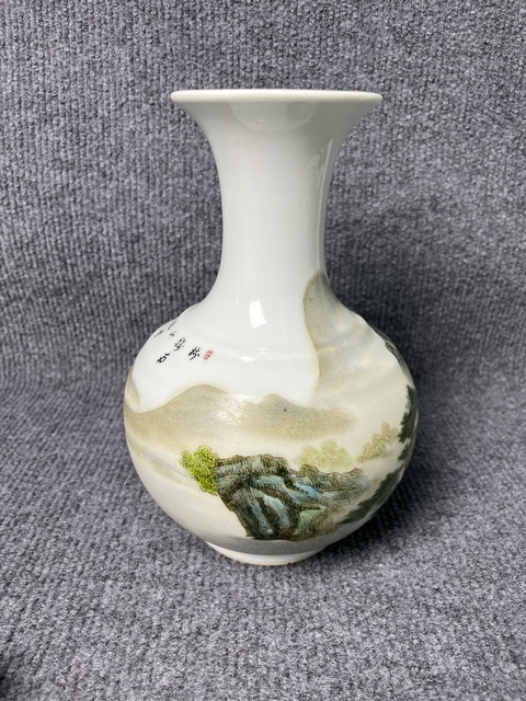 古玩陶瓷粉彩山水紋賞瓶真品鑒賞圖