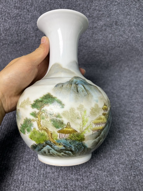 古玩陶瓷粉彩山水紋賞瓶真品鑒賞圖