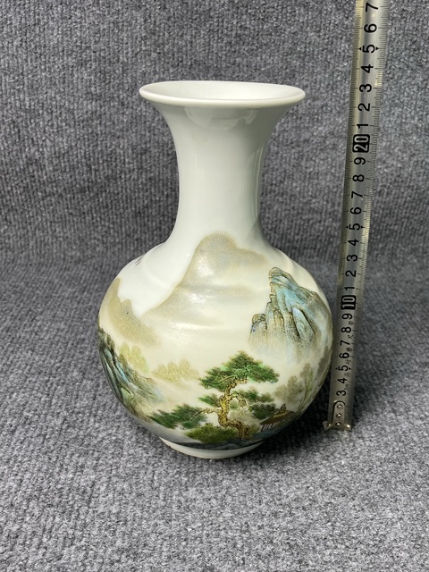 古玩陶瓷粉彩山水紋賞瓶真品鑒賞圖