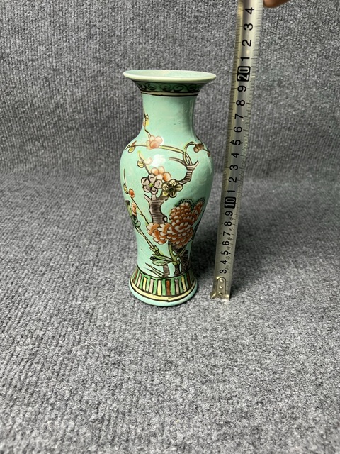 古玩陶瓷松石綠地粉彩牡丹花卉紋觀音瓶真品鑒賞圖