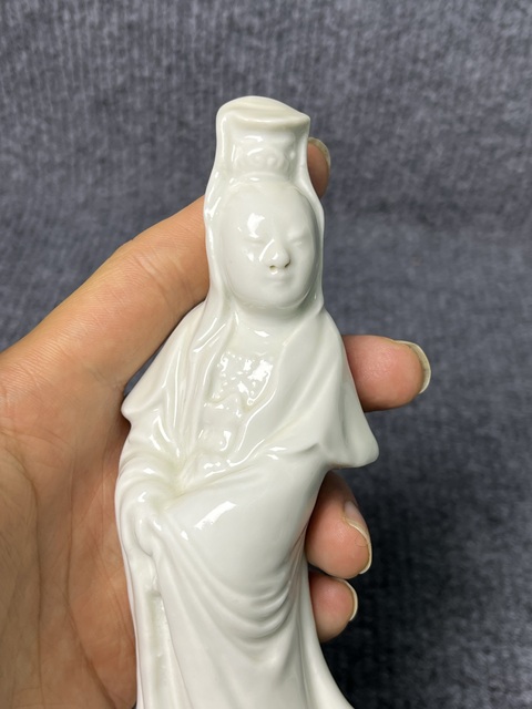 古玩陶瓷德化窯觀音塑像真品鑒賞圖