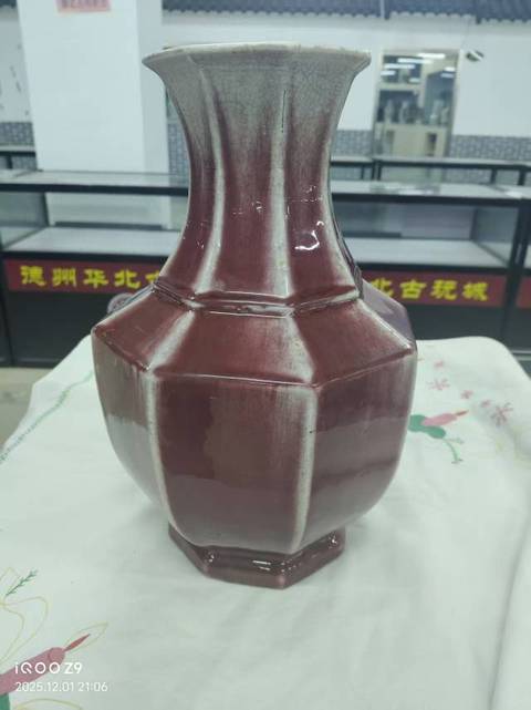 古玩陶瓷紅釉八方瓶真品鑒賞圖