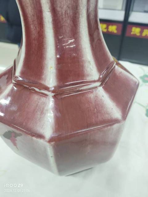 古玩陶瓷紅釉八方瓶真品鑒賞圖