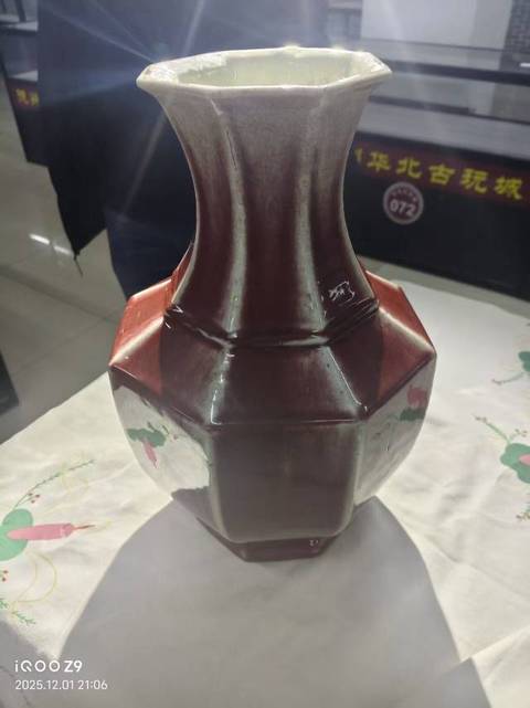 古玩陶瓷紅釉八方瓶真品鑒賞圖