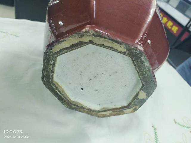 古玩陶瓷紅釉八方瓶真品鑒賞圖