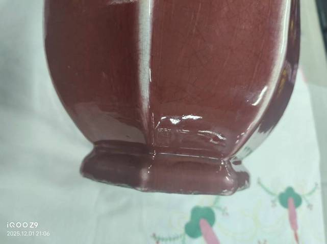 古玩陶瓷紅釉八方瓶真品鑒賞圖