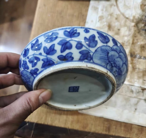 古玩陶瓷花卉紋青花調(diào)色盤真品鑒賞圖