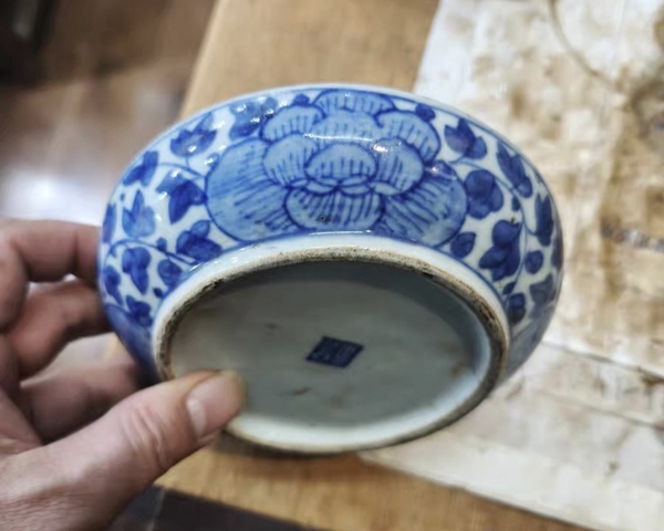 古玩陶瓷花卉紋青花調(diào)色盤真品鑒賞圖