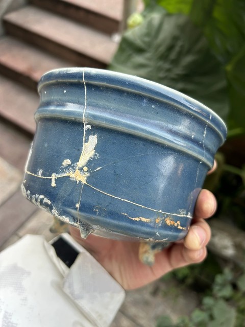 古玩陶瓷霽藍釉三足香爐殘件真品鑒賞圖