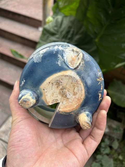 古玩陶瓷霽藍釉三足香爐殘件真品鑒賞圖