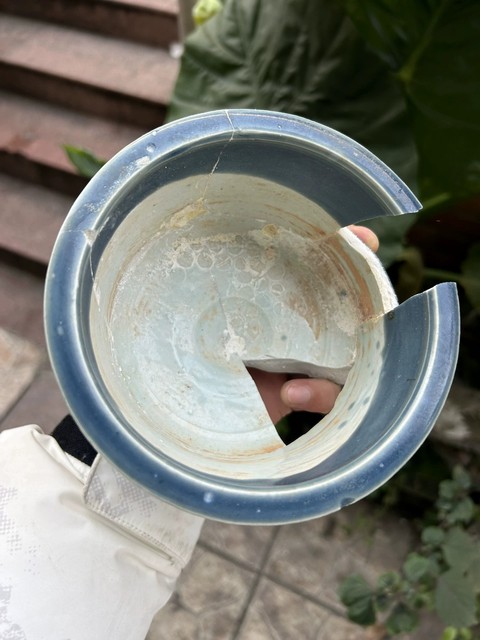 古玩陶瓷霽藍釉三足香爐殘件真品鑒賞圖