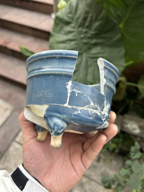 古玩陶瓷霽藍釉三足香爐殘件真品鑒賞圖