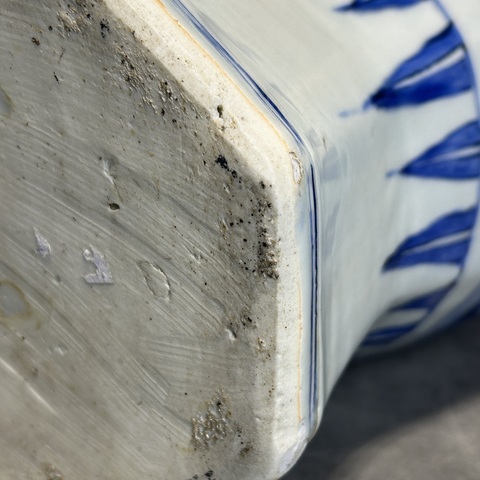 古玩陶瓷人物紋青花八方罐真品鑒賞圖