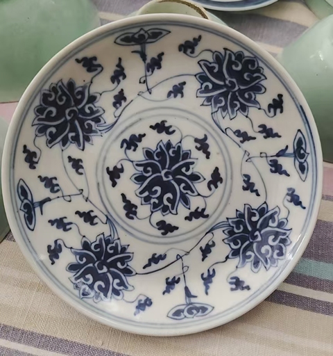 古玩陶瓷花卉紋青花盤真品鑒賞圖