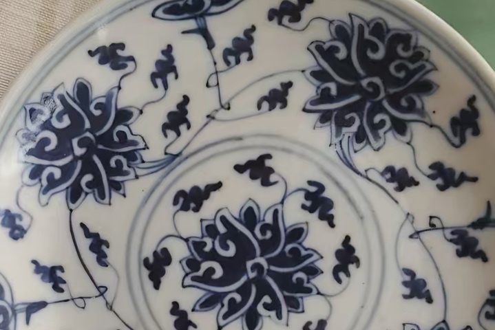 古玩陶瓷花卉紋青花盤真品鑒賞圖