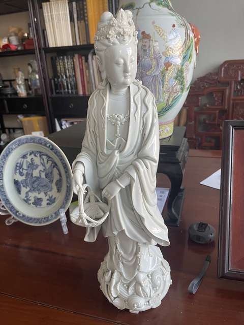 古玩陶瓷清末民初德化窯白釉魚簍觀音塑像真品鑒賞圖