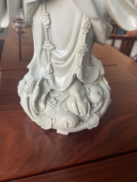 古玩陶瓷清末民初德化窯白釉魚簍觀音塑像真品鑒賞圖