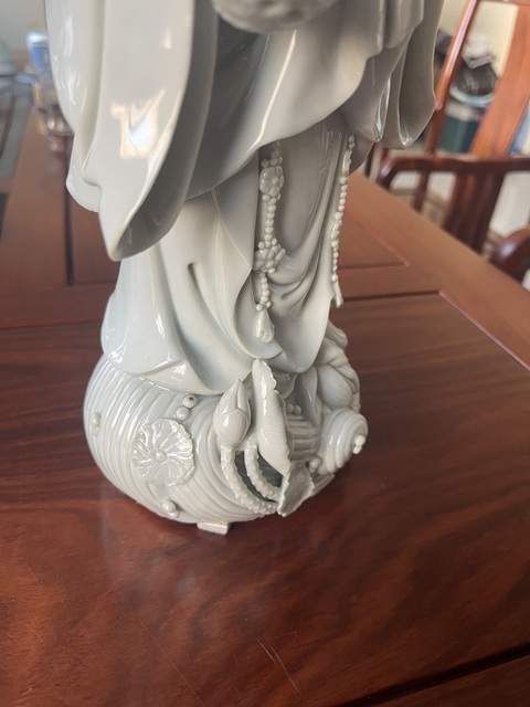 古玩陶瓷清末民初德化窯白釉魚簍觀音塑像真品鑒賞圖