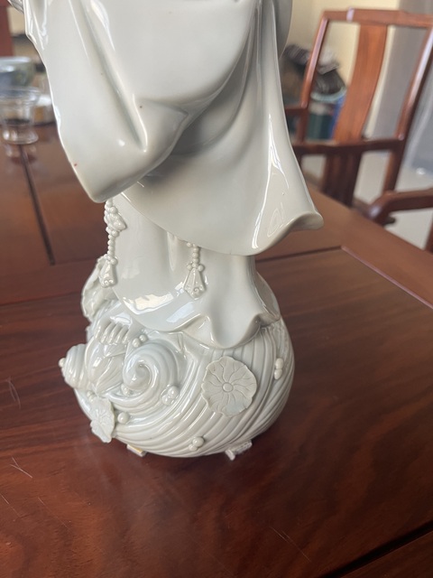 古玩陶瓷清末民初德化窯白釉魚簍觀音塑像真品鑒賞圖