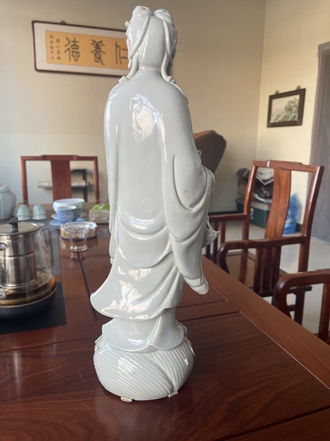 古玩陶瓷清末民初德化窯白釉魚簍觀音塑像真品鑒賞圖