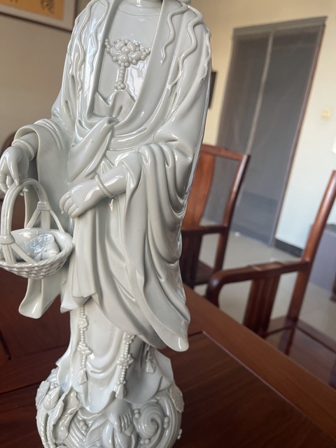 古玩陶瓷清末民初德化窯白釉魚簍觀音塑像真品鑒賞圖