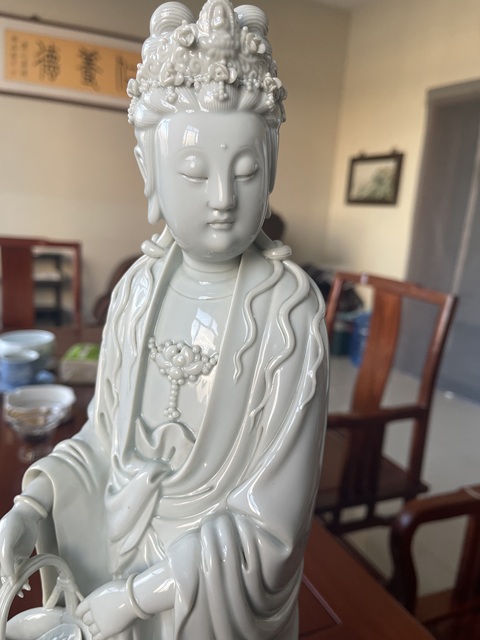 古玩陶瓷清末民初德化窯白釉魚簍觀音塑像真品鑒賞圖