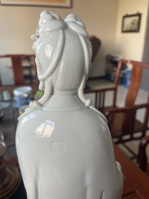 古玩陶瓷清末民初德化窯白釉魚簍觀音塑像真品鑒賞圖