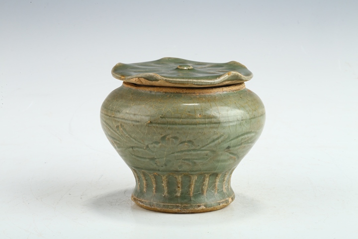 古玩陶瓷元末明初·青釉刻花紋荷葉蓋罐真品鑒賞圖