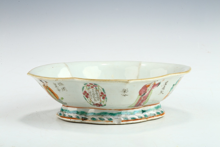 古玩陶瓷清晚·粉彩無雙譜人物詩文海棠形供盤真品鑒賞圖