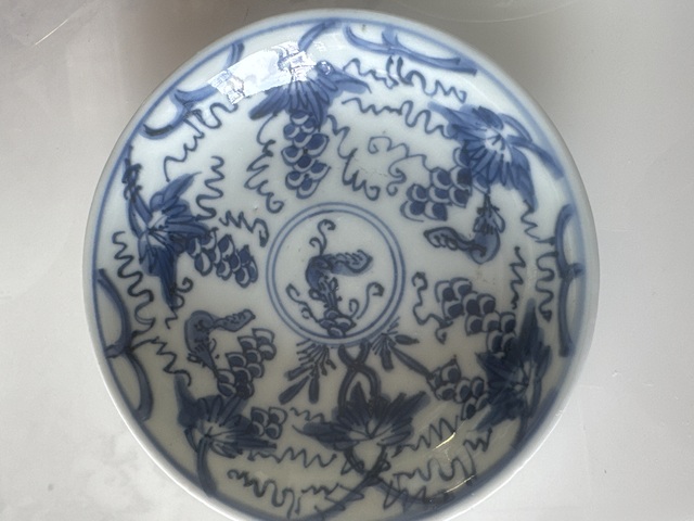 古玩陶瓷松鼠葡萄青花盤真品鑒賞圖